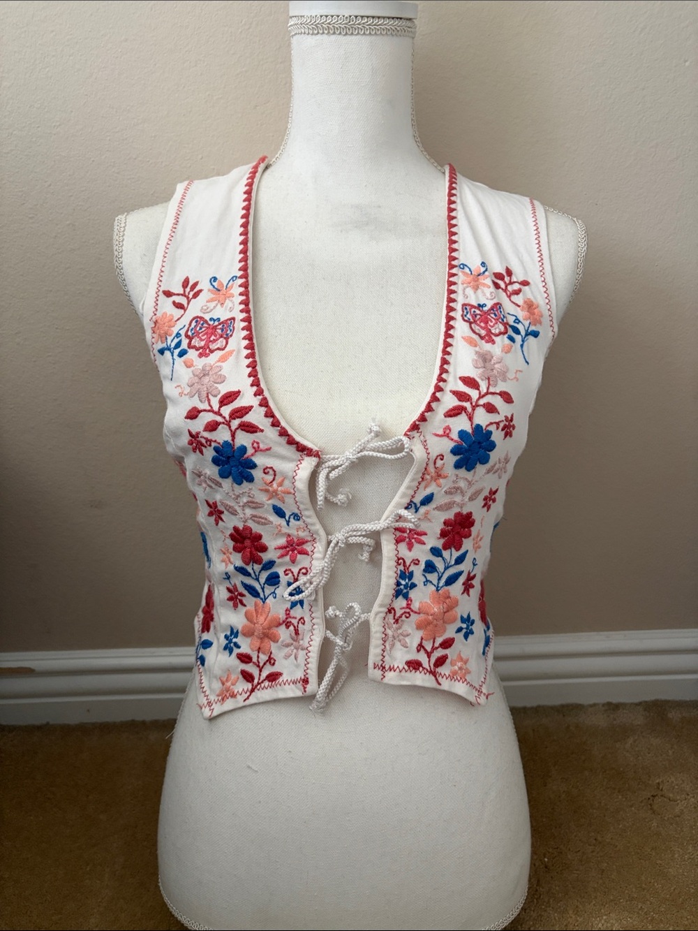 Free People Ivory Embroidered Lace-Up Floral Cropped Camisole fits small/xsmall